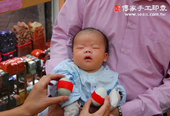 吳寶寶(新北永和區到府嬰兒寶寶滿月剃頭理髮、免費到府嬰兒剃胎毛儀式吉祥話)。到府剃頭剃胎毛主持、專業拍照、DVD光碟、證書。★購買「臍帶章、肚臍章、胎毛筆刷印章」贈送：剃頭、收涎、抓周，三選一。2015.10.25 照片4